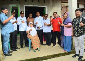 Wako Hendri Septa Serahkan Bantuan Baznas Bagi Pria Penderita Liver Di Korong Gadang 