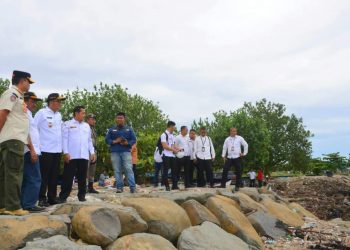 Pantai Muaro Lasak Ditumpuki Sampah, Wako Hendri Septa: Jangan Ada Buang Sampah Ke Sungai!