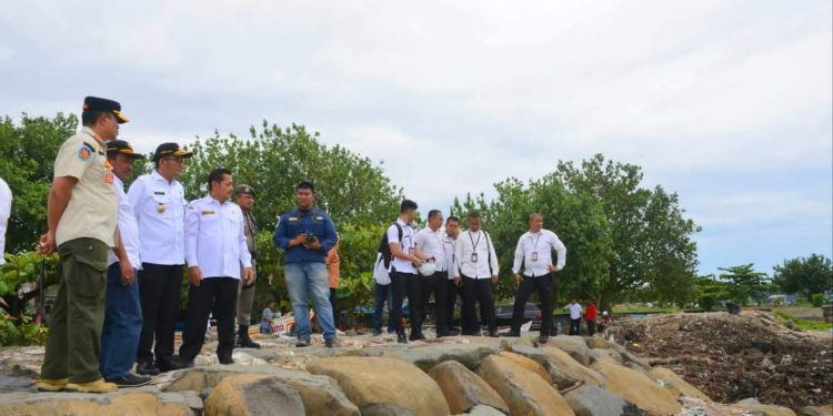 Pantai Muaro Lasak Ditumpuki Sampah, Wako Hendri Septa: Jangan Ada Buang Sampah Ke Sungai!