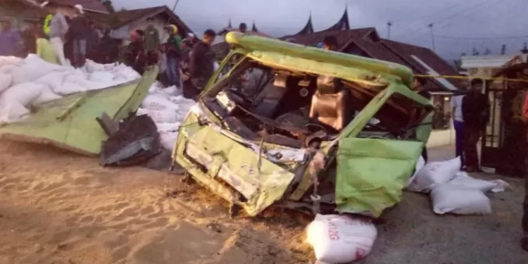 Kecelakaan Beruntun Lintas Padang-Bukittinggi Tewaskan Tiga Orang Dan Libatkan Sembilan Kendaraan