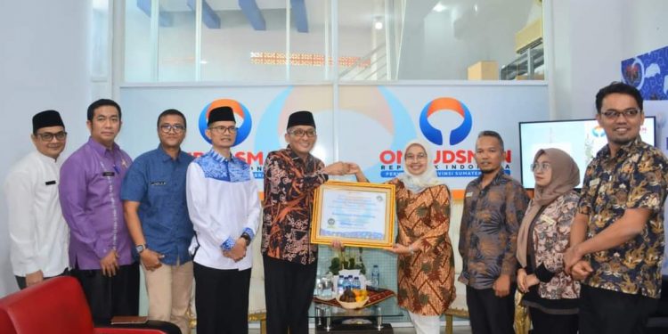 Wako Hendri Septa Terima Penghargaan Predikat Kepatuhan Standar Pelayanan Publik Dari Ombudsman RI