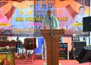 Ketua Yayasan Pertiwi Ny. Genny Hendri Septa Apresiasi Lomba Solo Song Di SMA Pertiwi 1 Padang