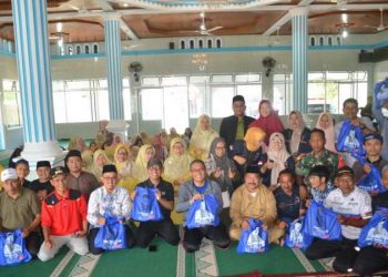Launching Program “Wadir Si Tomas”, Wako Hendri Septa Wakafkan Diri Bersihkan Toilet Masjid