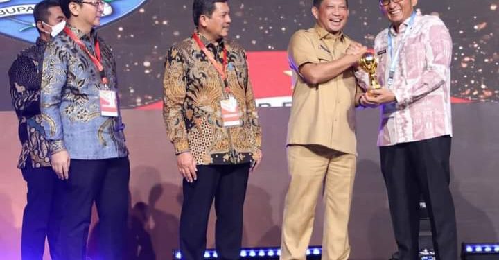 Wako Hendri Septa Serahkan SK Pengangkatan 355 CPNS Formasi 2021 Dan Lantik 62 Pejabat Fungsional