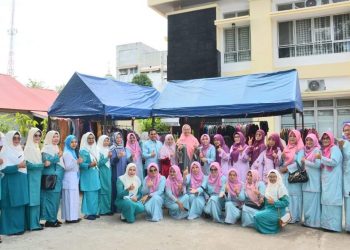 Berbagi Keberkahan Di Bulan Ramadan, Ketua TP-PKK Ny. Genny Hendri Septa Apresiasi Bazar Pakaian Murah Di Kantor Camat Padang Utara