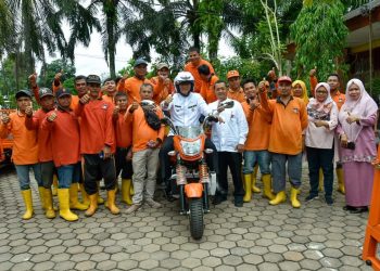 Maksimalkan Pengumpulan Sampah, Wako Hendri Septa Serahkan 105 Unit Bentor
