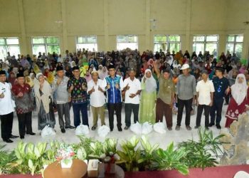 Wako Hendri Septa Salurkan Paket Sembako Di Kecamatan Lubeg