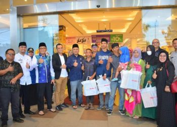 Diguyur Hujan Lebat Lewat Program SEMATA, Wako Hendri Septa Buat Keluarga Risnaldi Dan Sritrionora Bahagia