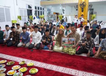 Kunjungi Masjid Istiqamah Durian Ratus, Wako Hendri Septa Serahkan Dana Hibah