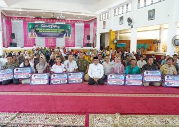 Wako Hendri Septa Serahkan Dana Operasional RT/RW, Kader Posyandu Serta Guru Paud Se-Kecamatan Padang Barat