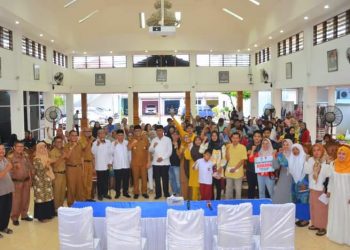 Wako Hendri Septa Serahkan Bantuan Kebakaran Bagi PKL Depan Matahari Dan Warga Padang