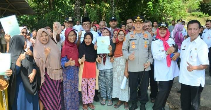 Menteri ATR/BPN Serahkan Sertifikat Tanah Program PTSL Di Tarantang, Wako Hendri Septa: Semoga Bermanfaat Bagi Warga!