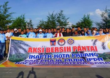 Gelar Aksi Bersih Pantai Padang, Wako Hendri Septa Apresiasi Praja IPDN Dan IKAPTK Padang