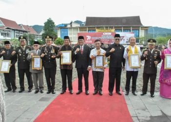 Peringati Hari Bhayangkara ke-77, Wako Hendri Septa Terima Penghargaan Dari Kapolresta Padang